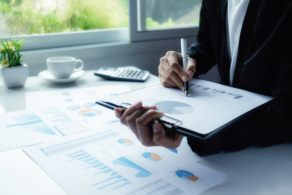 Graphic listing the essential elements of an FTO report, including patent analysis and risk classification.